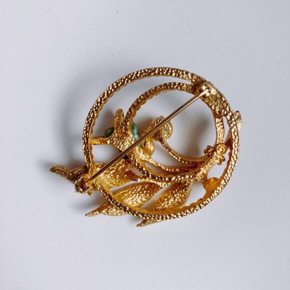 Vintage 50s Gold Tone Leaf Wreath Brooch Faux Pearl Green Stone Mid Century Pin - Picture 7 of 9